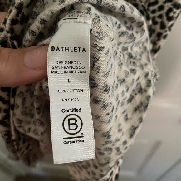 Large Snow Leopard Athleta Tee - Picture 6 of 7